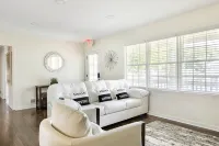 The Abode at Roswell. A Charming 4-bedroom with handicap accessible features. - Wi-Fi
