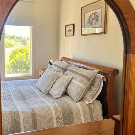 Self contained cabin in quiet coastal bushland setting. Pet friendly!