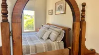 Self contained cabin in quiet coastal bushland setting. Pet friendly!