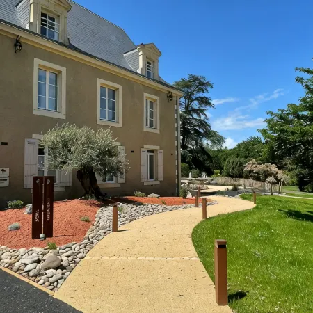 Hôtel & Restaurant - le Manoir des Cèdres - Piscine extérieure et Climatisation