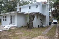 Suite Staycation: 2-story, 4BR/2BA, 2047sq ft home near hospitals & Ft. Novosel - Homestays