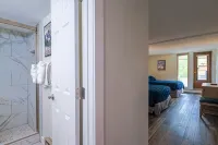 Remodeled Open and Spacious Center Village with a View! 2 Bedrooms 3 Full Baths - Kuntosalit