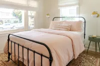 Dog Friendly Midtown Spanish Bungalow + EV charger - 3-Sterne