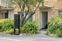 Modern Luxurious Living With Your Own Parking Spot - Wifi