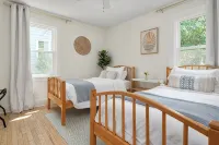 Mins to DTA - King Beds - Parking - Bungalows