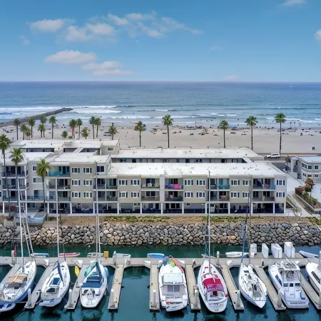 Lovely 1-bedroom condo by the Harbor.