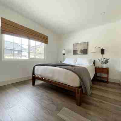 BEAUTIFUL, REMODELED HOME WITH EASY ACCESS TO LAKE AND RIVER - PET FRIENDLY Rooms