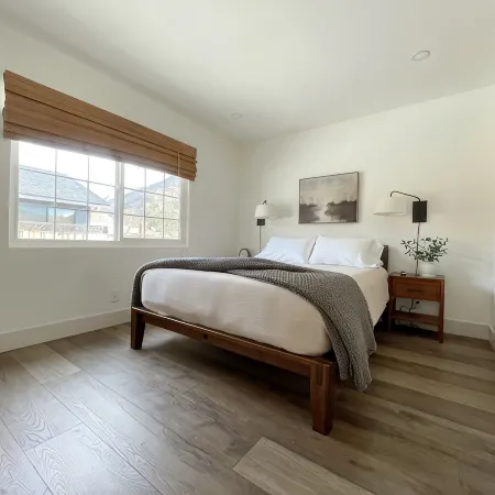BEAUTIFUL, REMODELED HOME WITH EASY ACCESS TO LAKE AND RIVER - PET FRIENDLY
