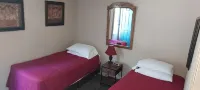 Bear Den Cabin a quaint non smoking cabin  Single Bedroom- Sleeps 4 Comfortably - 무료 와이파이