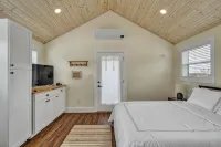 Tiny Home w/ RV Hookups - Wifi