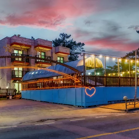 Daebudo Sea and Pine Pension (Pool) Отели рядом с достопримечательностью «Загородный клуб Island»