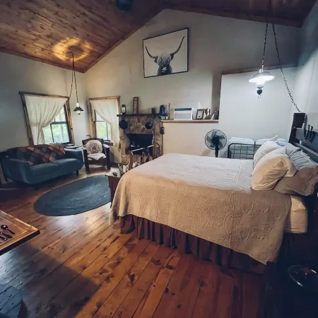 Cowboy Cabin, come sit under the trees