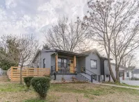 Cozy 4Bd Bungalow w/ Private Backyard Lounge and Game Room Mins to Downtown - Balkon