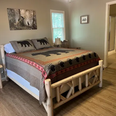 Cozy Coosawattee Cabin on Top of Eagle Mountain with Hot Tub, Fire Pit and Fun!!