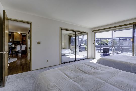 Waterfront Home with King Bed, Spacious, Clean, Pet Friendly. Near SF, Napa