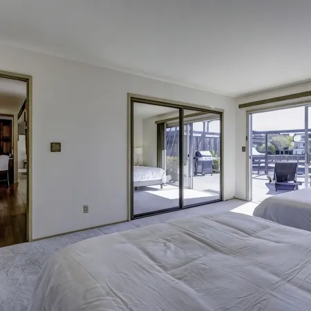 Waterfront Home with King Bed, Spacious, Clean, Pet Friendly. Near SF, Napa