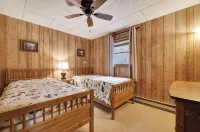 3-story Cabin in the Woods! Lake Harmony, 5BR, Firepit, Game Room, Wi-Fi, Deck - 샬레 호텔