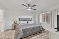 Jupiter Bay Resort Condo, steps to the beach! Comfortably sleeps family of 4! - バルコニー