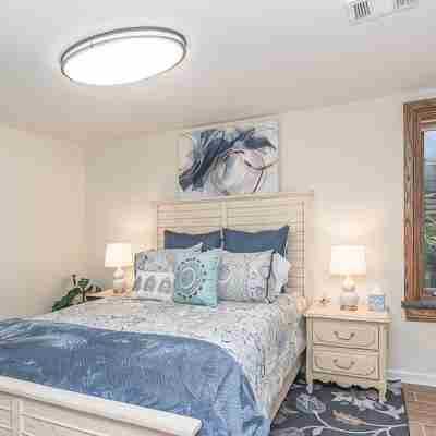 Downtown Delight! Cozy, 1 Bedroom garden apartment Rooms