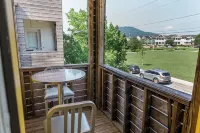 Brilliant Southside Home on 2 Acre Park + Pet Friendly - balkon