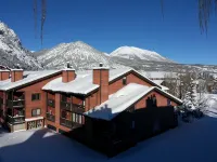 Mogul Hut - Sleeps 6 - King + Queen + Full Size Bunks - Indoor Pool & Hot Tubs - 3-Star
