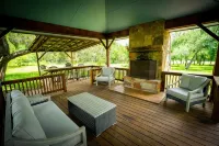 Tiny Home in Canyon Lake 5 mins to Lake & River, Prime Area, Pet Friendly - Apartments