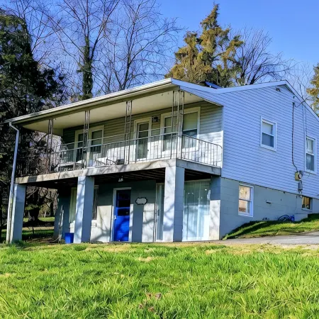 Riverside cottage, minutes from historic Harpers Ferry!  Private river access!