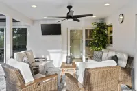 NEW Naples Modern Farmhouse w/Heated Pool, Sleep 10 - 3 tähden