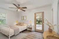 Beachie Cottage with luxury Spa, steps to the beach. - Country Houses