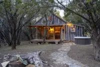 1800's Cabin W/Farm Cats! Hot Tub/Close to Downtown! Cactus- Voted Most Romantic - Chalets