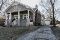 Tranquil Pet-Friendly Bungalow in Midtown Springfield with High-Speed Wi-Fi - Homestays