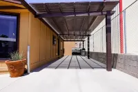 Modern home with parking/public boat ramp - 3-Star