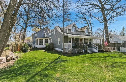 Large Lakehouse with hot tub. walk to public beach in Twin Lakes WI - 4-Sterne