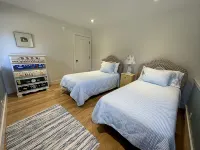 Beautiful farmhouse with hiking trails/kayaking. 5 minutes to town or ocean! - 4-Star