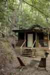 Remote cabin with creek and waterfall views 10 min from town - シャレー