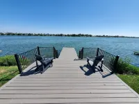 Spacious Lakehouse Getaway. Private Dock with large fenced Backyard and Gameroom - 3성급