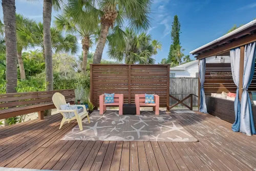 Large 3/3 pet friendly house across the street from the beach. - 4 ดาว