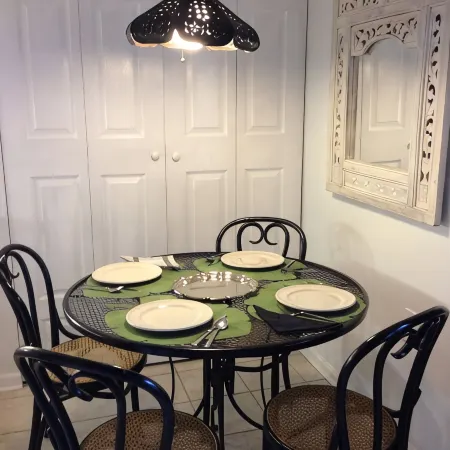 Private Guest Quarters - Cozy 1 BR/1 BA apartment on Historic 2-acre estate