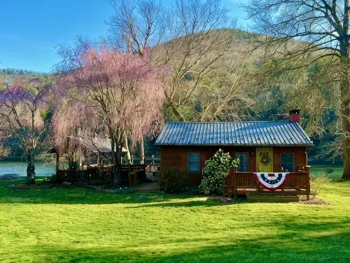 Your Get away in a Modern Creekside  Cottage Directly on Pine Creek & Rail Trail - Country Houses