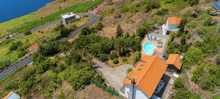 Luxury villa by the sea with private pool, terrace and sea view Hotele w: Calheta