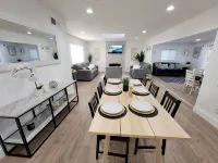 Peaceful Riverside Retreat with Pool - โฮมสเตย์