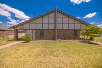 Right at Home-Uptown Place with gated yard and covered parking - Bungalows