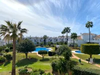 Spacious Apartment w/ Garden Views & Pool Access - 4-نجوم