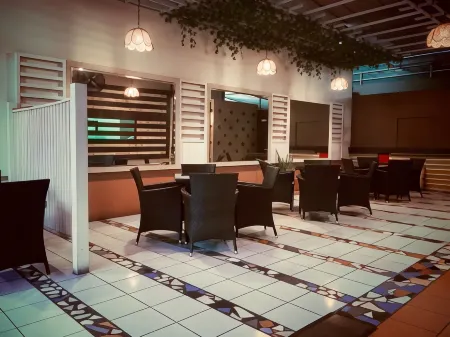 Golden Hotel Отели рядом с достопримечательностью «Waikiki Condominium»