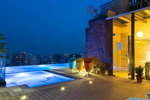 Six Seasons Hotel