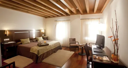 San Francisco Hotel Monumento Отели рядом с достопримечательностью «Xardíns da Rúa Berna»