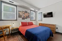 Luxury 1Bd/1BA DC Rowhouse Apartment - Walkable! 마운트 베르톤 스퀘어-컨벤션 센터 호텔