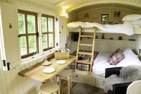 Morndyke Shepherds Huts Hotels in Pickhill with Roxby