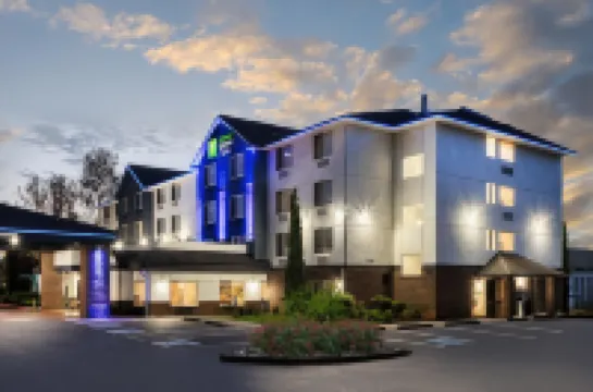 Holiday Inn Express & Suites PORTLAND-JANTZEN BEACH by IHG