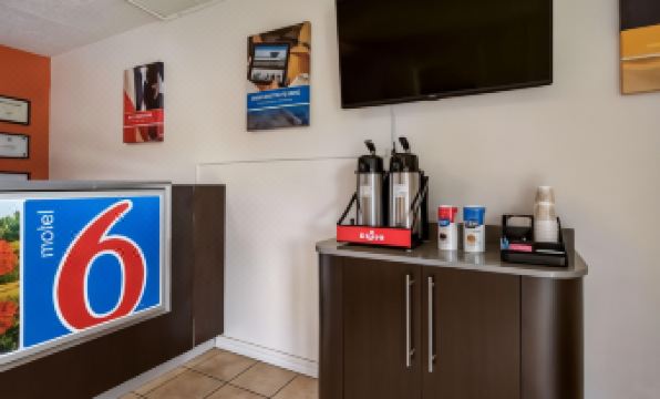 Motel 6 New Stanton, PA